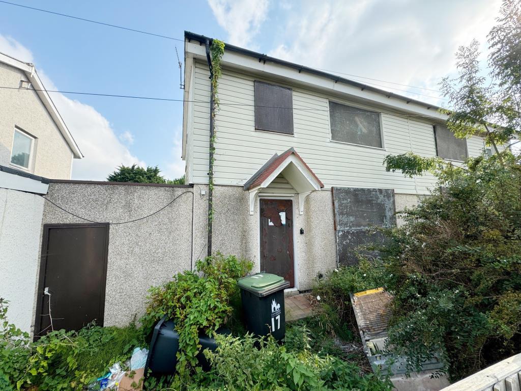 Lot: 93 - THREE-BEDROOM HOUSE FOR IMPROVEMENT AND REPAIR - front of property